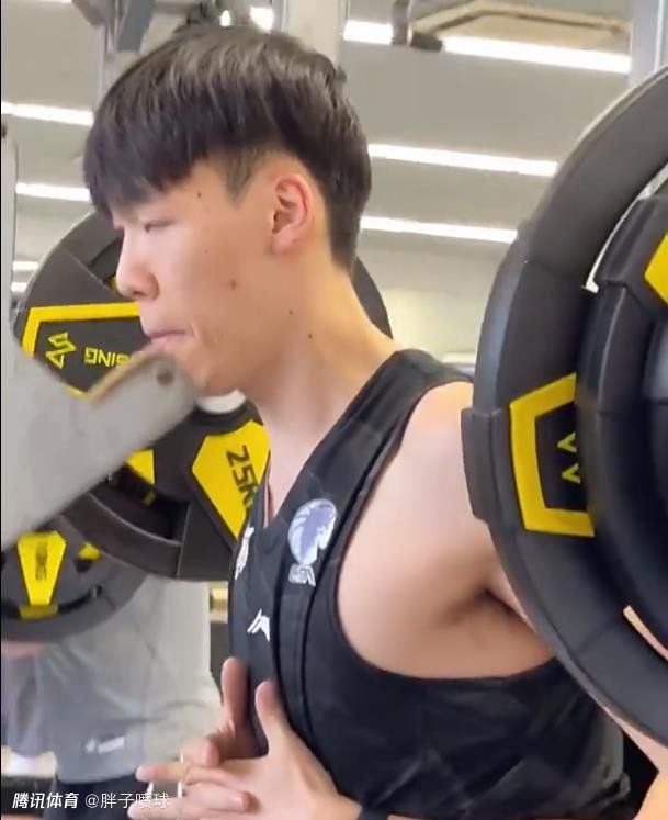 岳和闺蜜把我用嘴含进满动态图