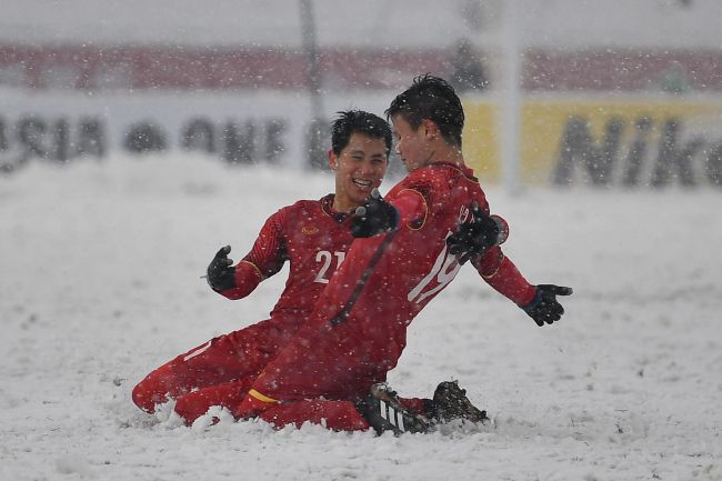 日本老师扒裙子打屁股网站