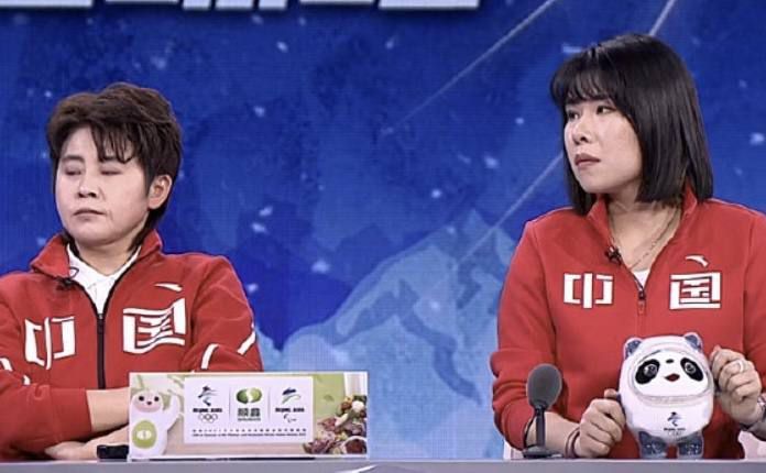 美女被按在床上操